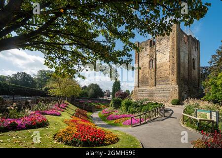 Parc du château de Guildford avec jardins fleuris colorés en septembre, Surrey, Angleterre, Royaume-Uni Banque D'Images