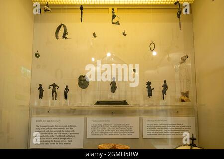 Intérieur du musée Guildford avec expositions d'histoire locale, Surrey, Angleterre, Royaume-Uni. Vitrine en verre avec objets du temple romain de Wanborough. Banque D'Images