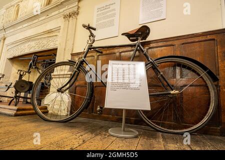 Intérieur du musée Guildford avec expositions d'histoire locale, Surrey, Angleterre, Royaume-Uni. Une bicyclette fabriquée par les frères Dennis en 1902 à 1905 Banque D'Images