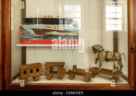 Intérieur du musée Guildford avec expositions d'histoire locale, Surrey, Angleterre, Royaume-Uni. Étuis en verre présentant de vieux jouets. Banque D'Images