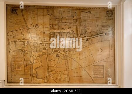 Intérieur du musée Guildford avec expositions d'histoire locale, Surrey, Angleterre, Royaume-Uni. Une ancienne carte de la ville, de l'ichnographie ou du plan de terrain, l'AD1739 Banque D'Images