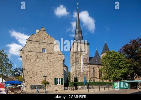 Allemagne, Ratingen, Bergisches pays, Rhénanie-du-Nord-Westphalie, NRW, église Saint Pierre et Paul, église paroissiale, église catholique, a quitté le Buergerhaus à la place du marché, aujourd'hui restaurant, ancien hôtel de ville Banque D'Images