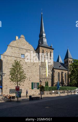 Allemagne, Ratingen, Bergisches pays, Rhénanie-du-Nord-Westphalie, NRW, église Saint Pierre et Paul, église paroissiale, église catholique, a quitté le Buergerhaus à la place du marché, aujourd'hui restaurant, ancien hôtel de ville Banque D'Images