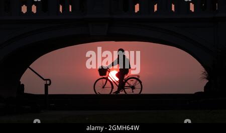 Silhouette au coucher du soleil. La vue de la plage de St Kilda comme les couchers de soleil sur Port Phillip Bay. Banque D'Images