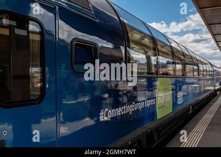 Sibiu City, Roumanie - 18 septembre 2021. Liaison du train Europe Express à la gare de Sibiu, la Transylvanie, la Roumanie, après laquelle il conti Banque D'Images