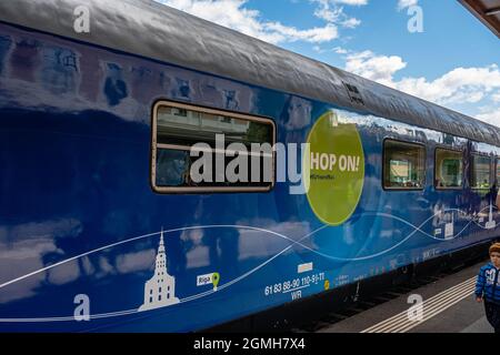 Sibiu City, Roumanie - 18 septembre 2021. Liaison du train Europe Express à la gare de Sibiu, la Transylvanie, la Roumanie, après laquelle il conti Banque D'Images