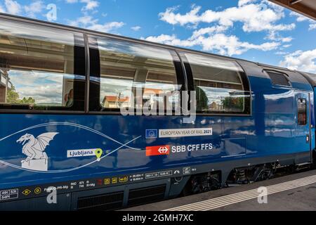 Sibiu City, Roumanie - 18 septembre 2021. Liaison du train Europe Express à la gare de Sibiu, la Transylvanie, la Roumanie, après laquelle il conti Banque D'Images