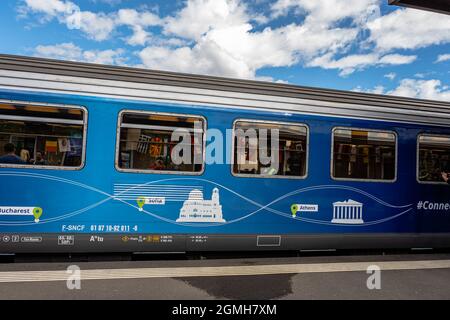 Sibiu City, Roumanie - 18 septembre 2021. Liaison du train Europe Express à la gare de Sibiu, la Transylvanie, la Roumanie, après laquelle il conti Banque D'Images