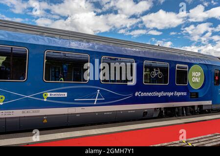 Sibiu City, Roumanie - 18 septembre 2021. Liaison du train Europe Express à la gare de Sibiu, la Transylvanie, la Roumanie, après laquelle il conti Banque D'Images