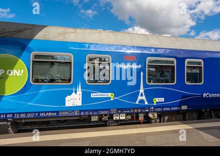 Sibiu City, Roumanie - 18 septembre 2021. Liaison du train Europe Express à la gare de Sibiu, la Transylvanie, la Roumanie, après laquelle il conti Banque D'Images