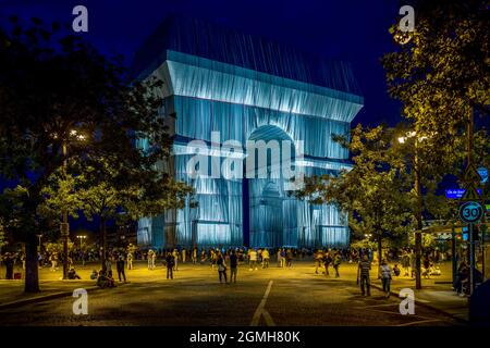 Paris, France - 18 septembre 2021 : monument de l'Arc de Triomphe enveloppé par l'artiste Christo Banque D'Images