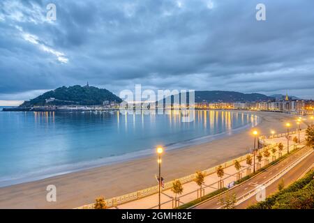 Vue sur la plage de la Concha à San Sebastian, Espagne, avant le lever du soleil Banque D'Images