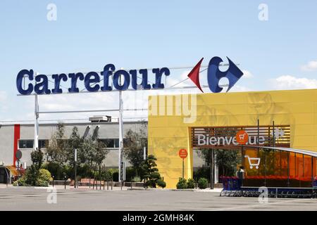 e Roanne, France - 31 mai 2020 : Carrefour est une multinationale française dont le siège est en France Banque D'Images