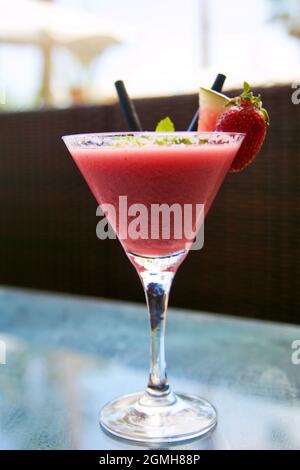 un verre de cocktail de fraises dans un bar Banque D'Images