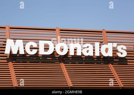 Saint Priest, France - 16 mai 2020 le restaurant McDonald's en France. McDonald's est la plus grande chaîne de restaurants de restauration rapide au monde Banque D'Images