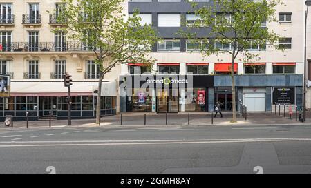 FLECHE, FRANCE - 31 juillet 2021 : la vue de face de la façade du magasin Grand Optical de la boutique française avec une signalisation à Fleche, France Banque D'Images