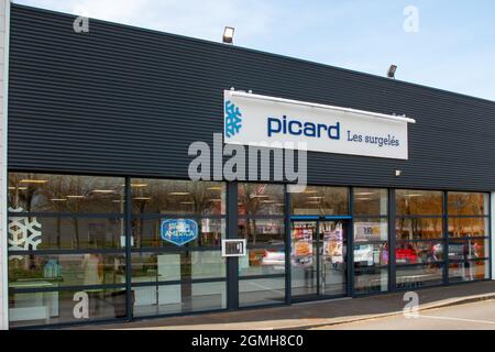 FLECHE, FRANCE - 31 juillet 2021 : vue latérale de la boutique de style français de la marque PICARD Frozen Food à Fleche, France Banque D'Images