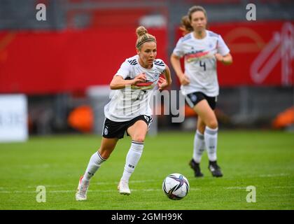 Cottbus, Allemagne. 18 septembre 2021. Football, femmes: Coupe du monde qualifiant les femmes d'Europe, Allemagne - Bulgarie, stade de groupe, groupe H, match 1, Au Stadion der Freudschaft. La Svenja Huth en Allemagne joue le ballon. Credit: Robert Michael/dpa-Zentralbild/dpa/Alay Live News Banque D'Images