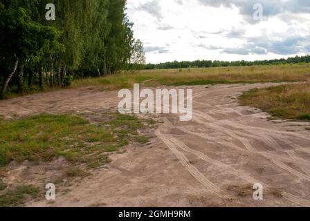traces de pneus de voiture sur le sable, après la pluie Banque D'Images