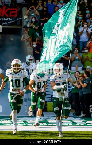 Einlauf der Schwäbisch Hall Unicorns / QB # 10 James Slack, TE # 87 Julian Annerwall , LB # 50 David Miletic Banque D'Images