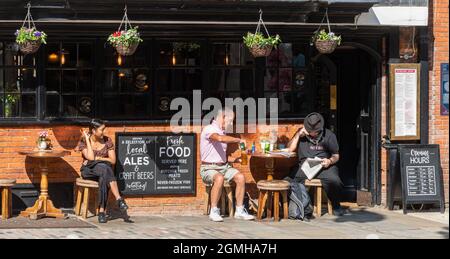 Le pub Three Pigeons, situé sur la Guildford High Street, Surrey, Royaume-Uni, accueille des personnes assises autour d'un verre lors d'une journée ensoleillée Banque D'Images