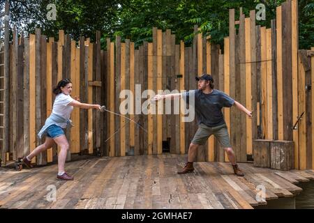 Acteurs lors d'une répétition de combat à l'amphithéâtre Trebah Garden de Cornwall. Banque D'Images