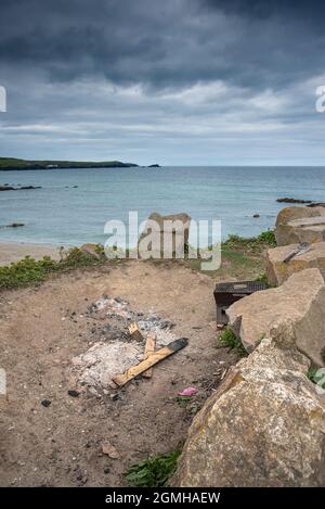 Dommages causés à l'habitat côtier par des feux de camp et des barbecues éclairés par des visiteurs insouciants et irréfléchis de Little Fistral à Newquay, en Cornouailles. Banque D'Images