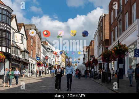 Vue sur Guildford High Street dans le centre-ville animé avec des gens qui font du shopping par une journée ensoleillée, Surrey, Angleterre, Royaume-Uni Banque D'Images