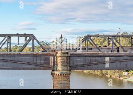 Le pont Victoria, inscrit au patrimoine, qui traverse la rivière Nepean à Penrith, en Nouvelle-Galles du Sud, est en fait un pont ferroviaire et routier distinct. Banque D'Images