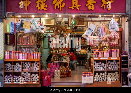 Une boutique vend des articles religieux chinois, y compris de l'encens et du papier jos à Yuen long, New Territories, Hong Kong Banque D'Images
