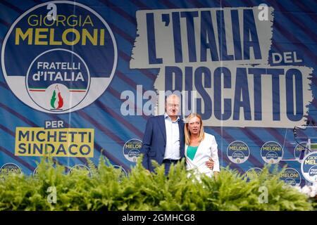 Le candidat maire de l'aile droite Enrico Michetti et le chef de Fratelli d'Italia Giorgia Meloni sur la scène à la réunion de Fratelli d'Italia parti de droite intitulé «l'Italie de la rançon» à Piazza del Popolo criant la campagne électorale pour le maire de Rome. Rome (Italie), 18 septembre 2021 photo Samantha Zucchi Insidefoto Banque D'Images