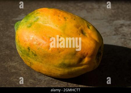 Gros plan d'un fruit de papaye mûr de couleur jaune Banque D'Images