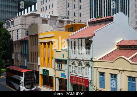 15.09.2021, Singapour, République de Singapour, Asie - CityScape avec des magasins traditionnels et des immeubles modernes dans le quartier des affaires. Banque D'Images