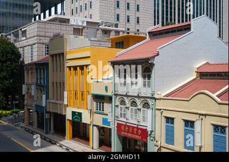 15.09.2021, Singapour, République de Singapour, Asie - CityScape avec des magasins traditionnels et des immeubles modernes dans le quartier des affaires. Banque D'Images