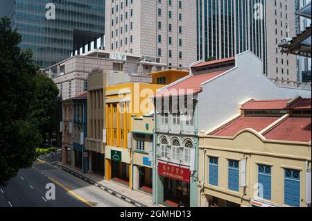 15.09.2021, Singapour, République de Singapour, Asie - CityScape avec des magasins traditionnels et des immeubles modernes dans le quartier des affaires. Banque D'Images