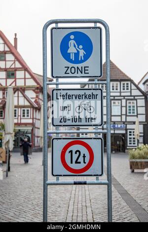 Hameln, Basse-Saxe, Allemagne, 09 05 2021, panneau à l'entrée o zone commerçante montre que seul le trafic pour l'approvisionnement est autorisé à entrer. Maisons à colombages dedans Banque D'Images