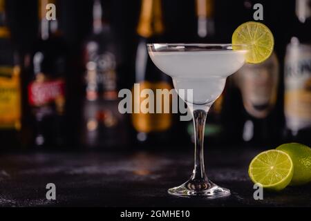 Cocktail Daiquiri au rhum, jus de lime et sucre. Boissons traditionnelles cubaines Banque D'Images
