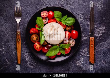 Savoureux délicieux chese buratta avec tomates fraîches, vue de dessus Banque D'Images