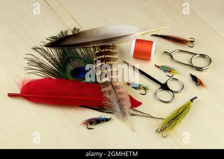 Pêche à la mouche attacher des outils et des matériaux sur une table en bois Banque D'Images