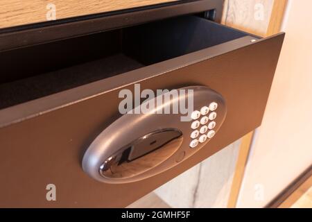 Ouvrir le coffre-fort vide dans la chambre d'hôtel ou à la maison.Tiroir de coffre avec casier électronique moderne et boutons Banque D'Images