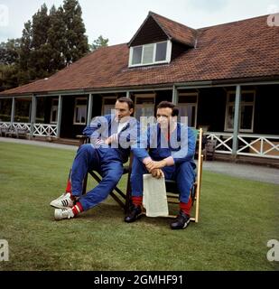 Photo du dossier datée du 15-07-1966 de Jimmy Greaves et Jimmy Armfield en Angleterre, prenez-le facilement lors d'une séance de formation à Roehampton Date de publication : dimanche 19 septembre 2021. Banque D'Images