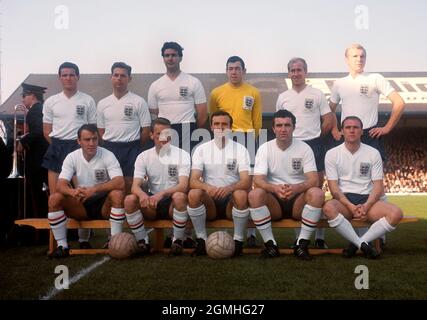 Photo du dossier datée du 12-10-1963 de l'équipe d'Angleterre rangée arrière : Terry Paine, Gordon Milne, Maurice Norman, Gordon Banks, Bobby Charlton et Bobby Moore première rangée : Jimmy Greaves, George Eastham, Jimmy Armfield, Bobby Smith et Ray Wilson Date de publication : dimanche 19 septembre 2021. Banque D'Images