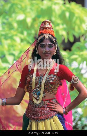 Singapour. Animateur. Portrait en plein air d'une jeune danseuse du sud de l'Inde. Banque D'Images