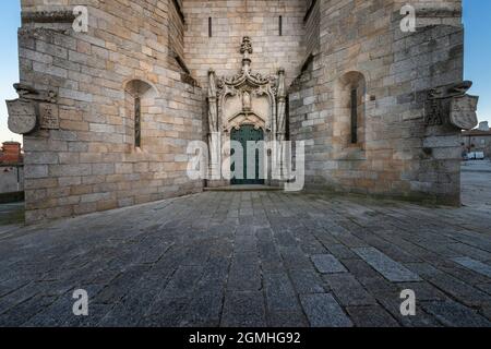 Détail de l'entrée principale de la cathédrale de Guarda (se da Guarda) dans la ville de Guarda, Portugal. Banque D'Images