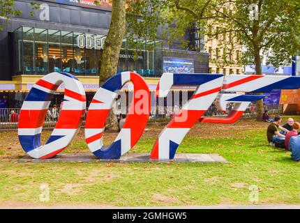 Londres, Royaume-Uni. 18 septembre 2021. Le célèbre logo de 007 a été dévoilé à Leicester Square avant la sortie du dernier film de James Bond, No Time to Die, qui s'ouvre au Royaume-Uni le 30 septembre 2021. Banque D'Images