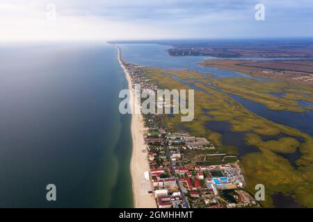 Vue aérienne d'un drone à la station balnéaire de Zatoka, Odessa. Vue d'automne le matin sans personnes se reposant sur le sable de la plage de la mer. Co. Offshore Banque D'Images