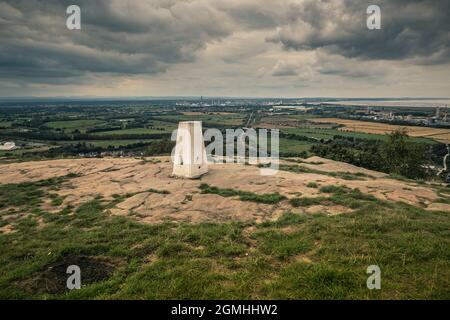 Profitez d'une vue panoramique à couper le souffle depuis le sommet rocheux de Helsby Hill avec ses anciennes défenses, avant de traverser la vallée jusqu'aux remparts tumultueux Banque D'Images