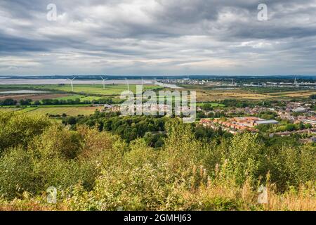 Profitez d'une vue panoramique à couper le souffle depuis le sommet rocheux de Helsby Hill avec ses anciennes défenses, avant de traverser la vallée jusqu'aux remparts tumultueux Banque D'Images