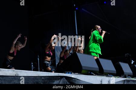 Tate McRae se produit sur la scène de la journée pendant le festival de musique de radio iHeart à la zone 15 de Las Vegas, Nevada, le samedi 18 septembre 2021. (Photo de Miranda Alam/Sipa USA) Banque D'Images