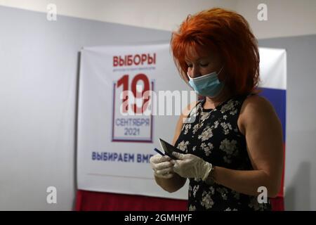 Le 19 septembre 2021, Chennai, Tamil Nadu, Inde : un congé national russe après avoir voté dans un bureau de vote établi au Centre russe des sciences et des arts de Chennai le dernier jour des élections parlementaires russes de trois jours. (Image de crédit : © Sri Loganathan/ZUMA Press Wire) Banque D'Images